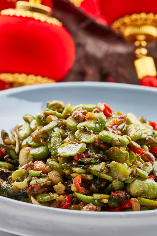 精美餐具装的香辣肉沫雪菜炒蚕豆