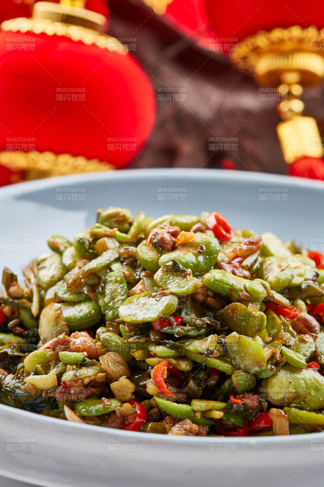 精美餐具裝的香辣肉沫雪菜炒蠶豆