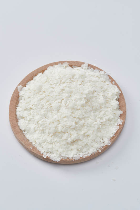 白色背景上的速食土豆泥顆粒