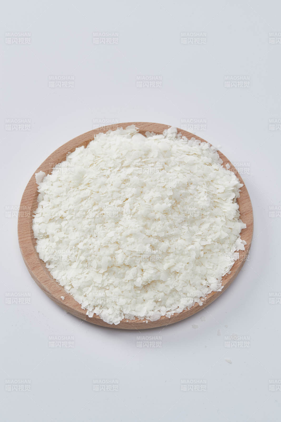 白色背景上的速食土豆泥顆粒