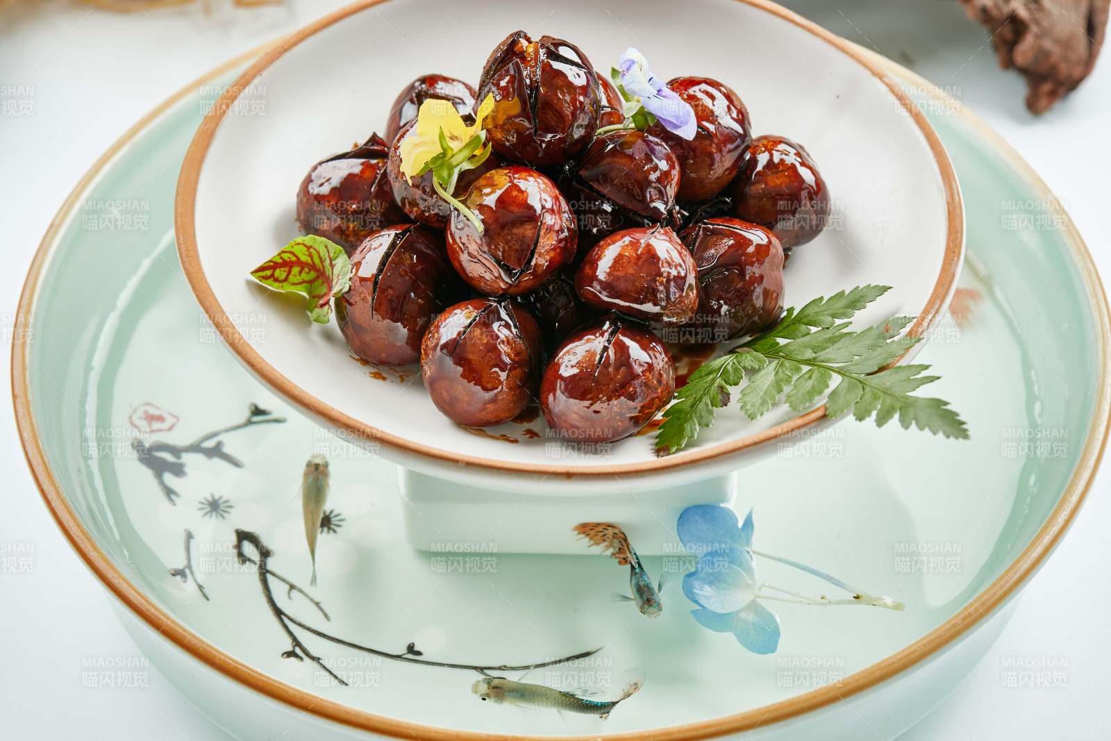 精美餐具装的糖焗开口板栗