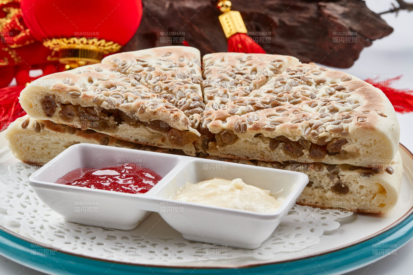 精美餐具装的葵花籽果干发面蒸饼