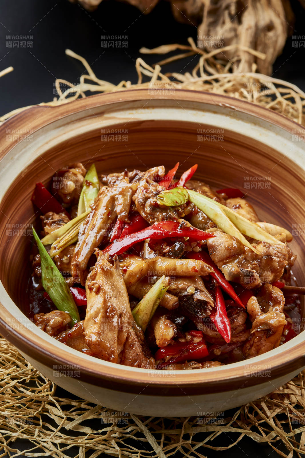 黑色背景上的砂鍋醬香雞塊煲