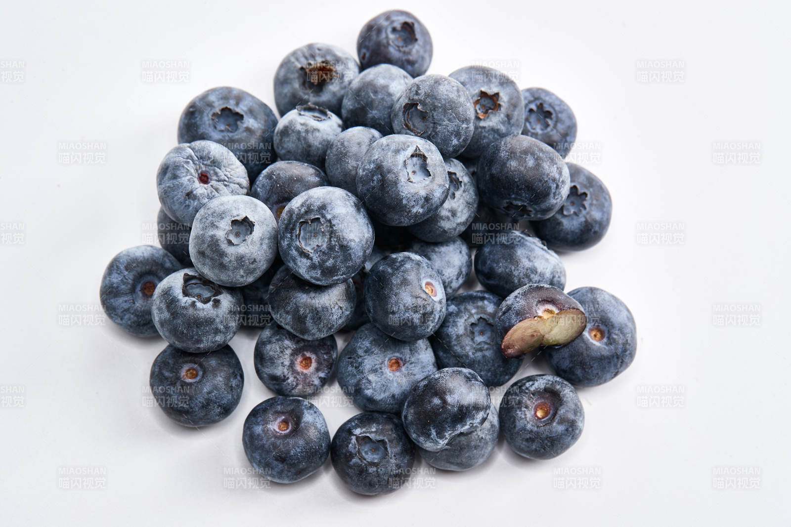 白色背景上擺放的水潤新鮮藍莓果