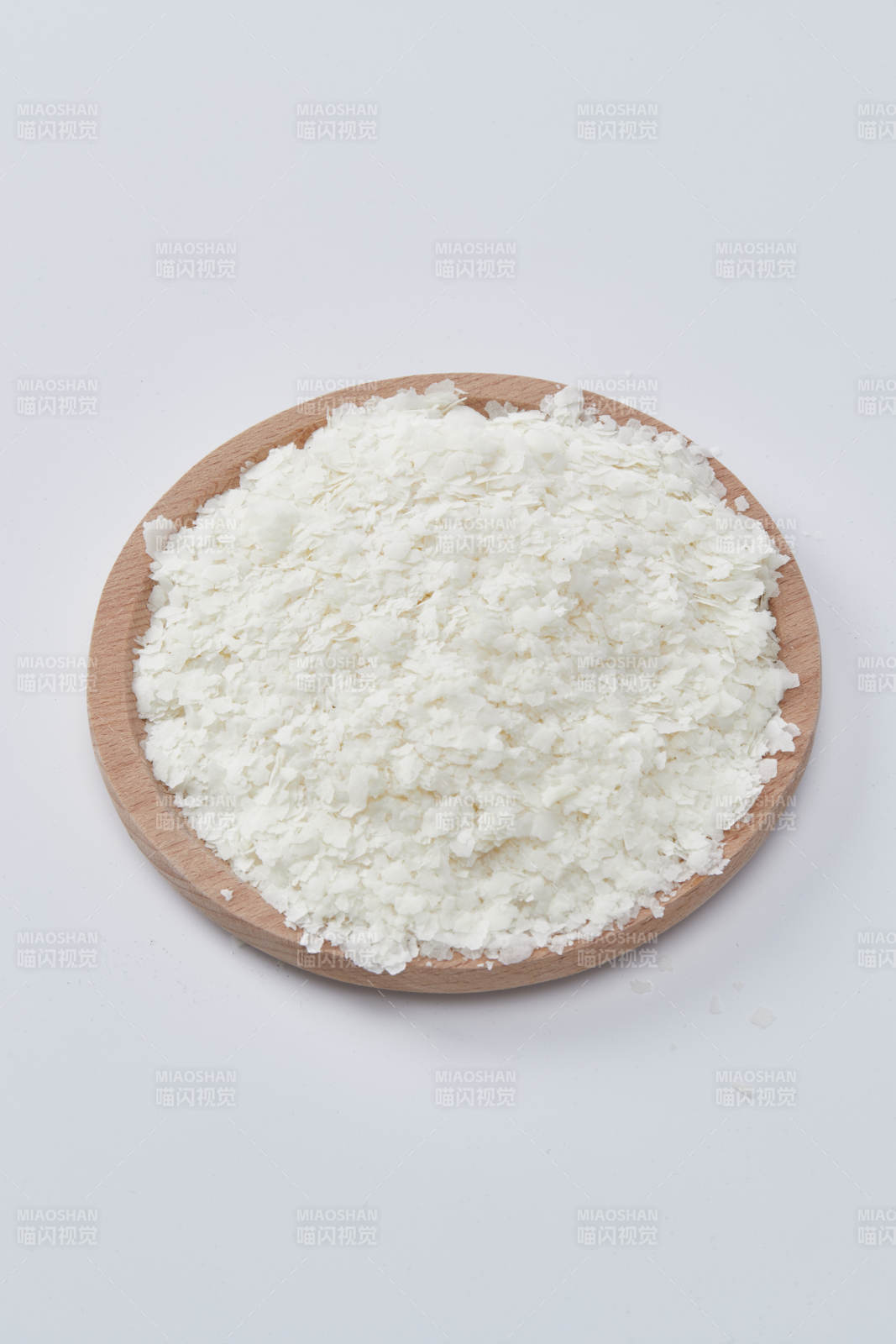 白色背景上的速食土豆泥顆粒