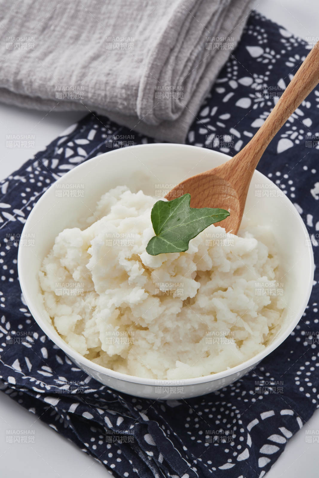 白色背景上的速食土豆泥顆粒