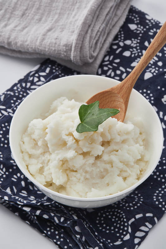 白色背景上的速食土豆泥顆粒