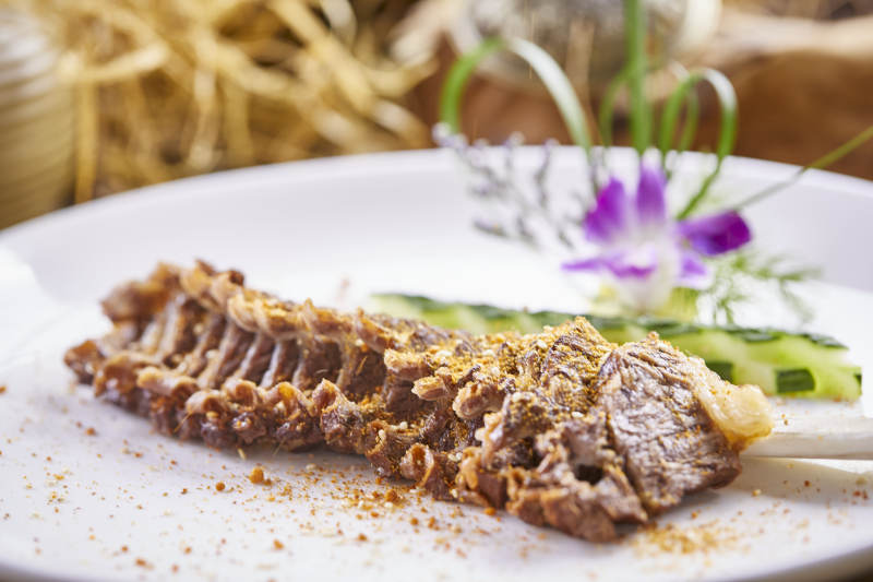 撒椒盐香烤牛肋拆骨肉