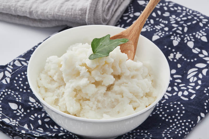 白色背景上的速食土豆泥顆粒