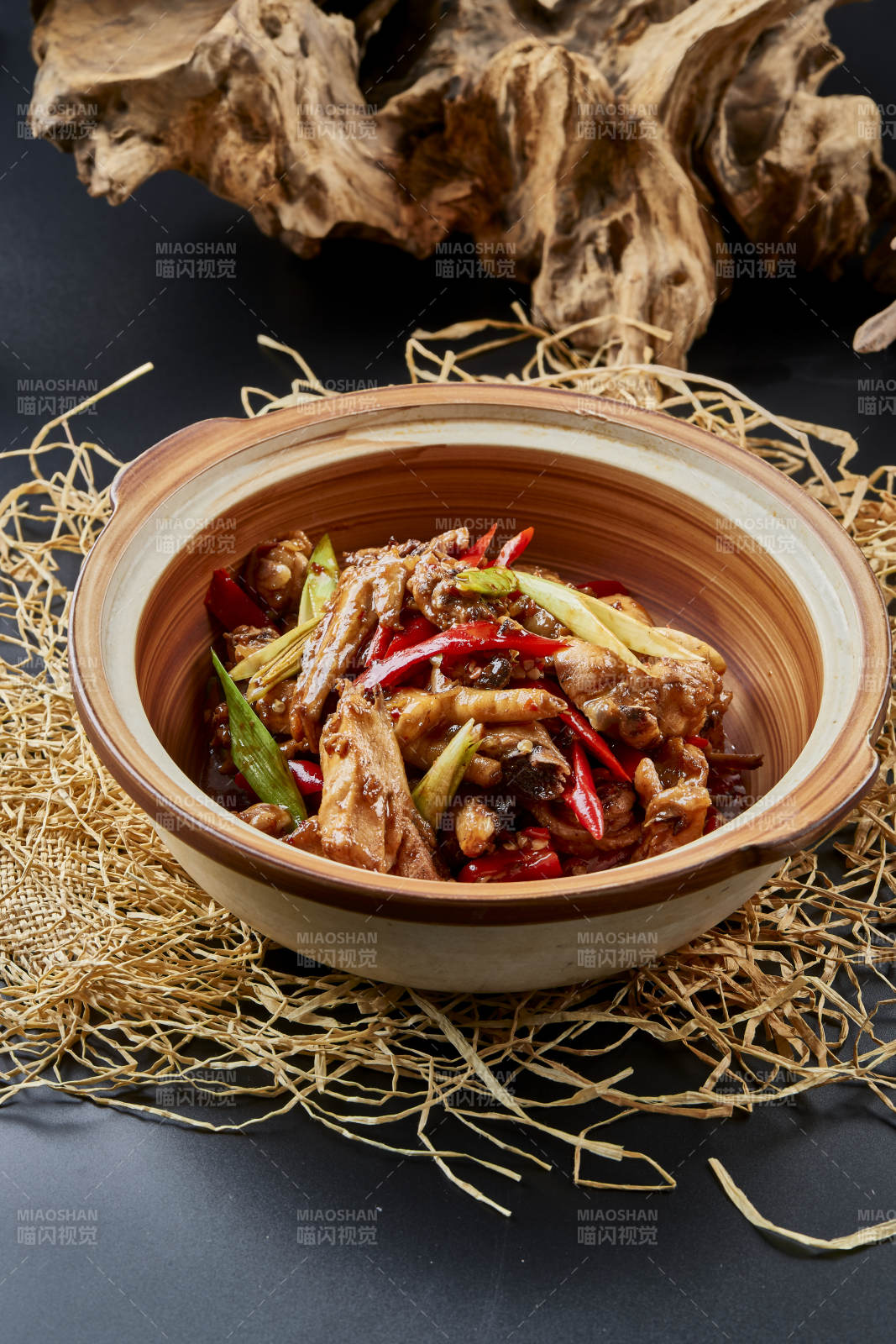 黑色背景上的砂鍋醬香雞塊煲
