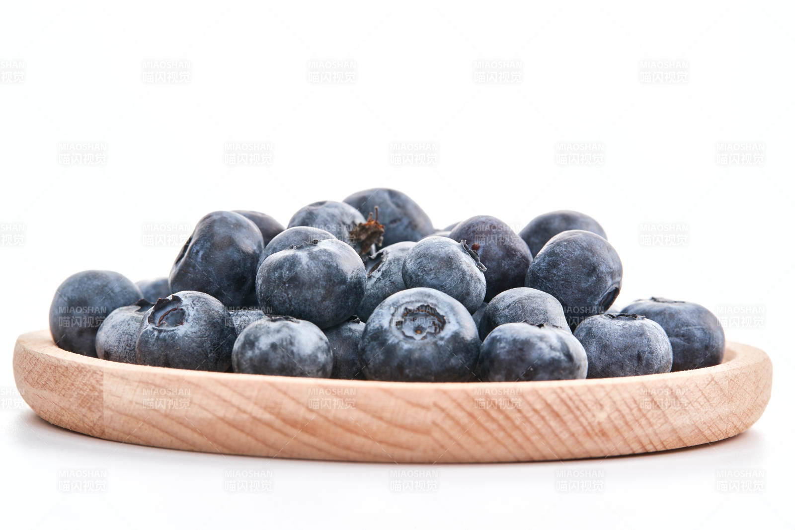白色背景上摆放的水润新鲜蓝莓果