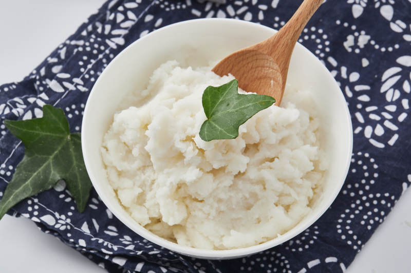 白色背景上的速食土豆泥顆粒