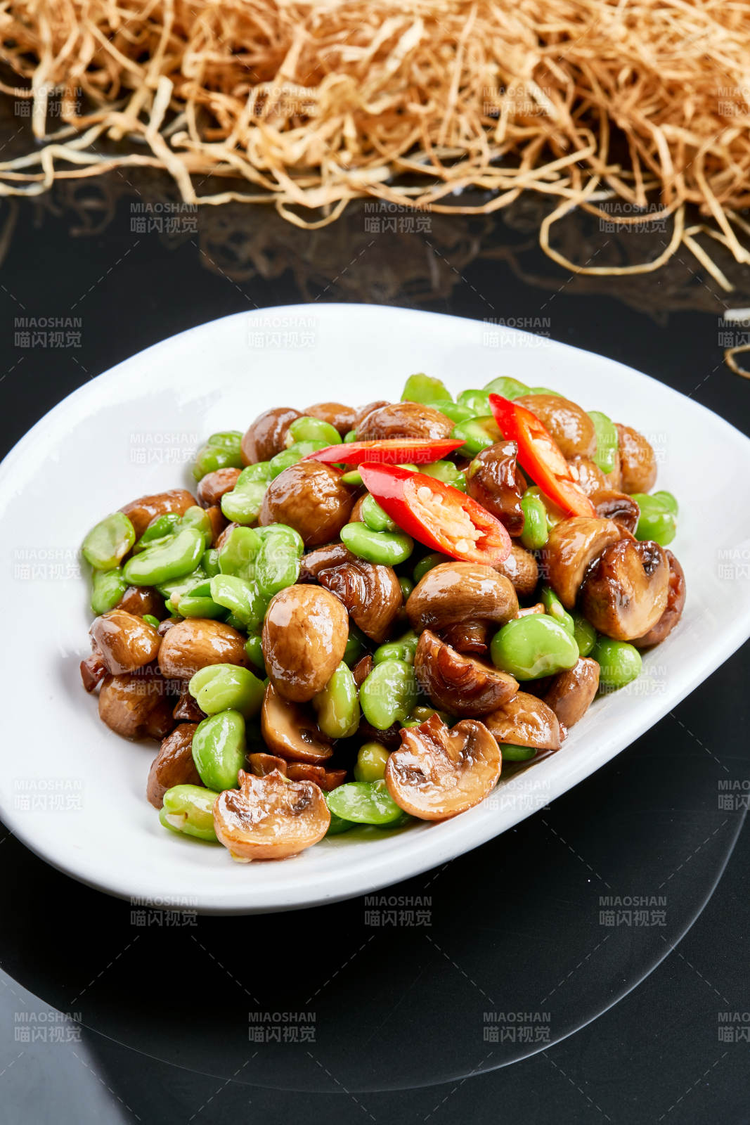 白色瓷盤裝的塞外口蘑小炒青蠶豆