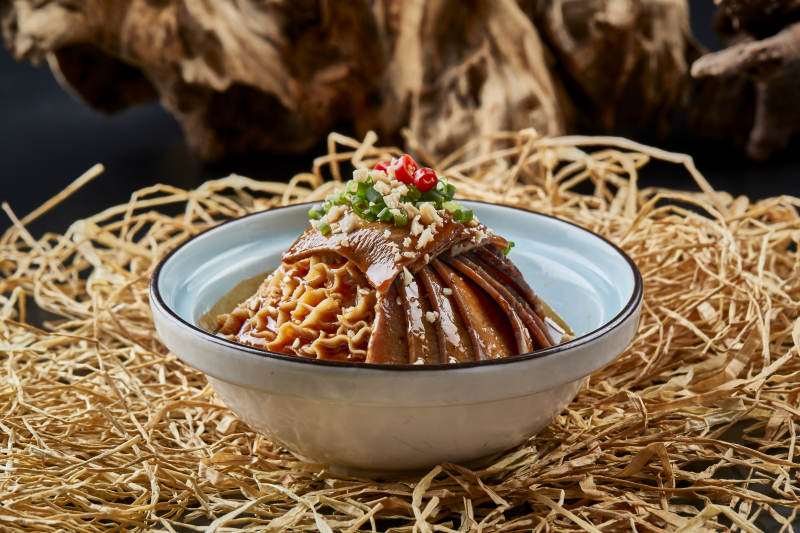 黑色背景上的瓷餐具装的川味夫妻肺片