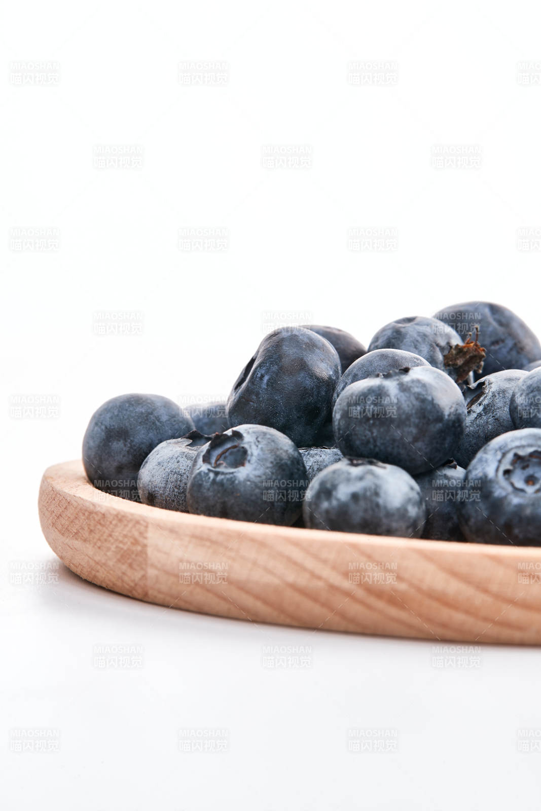 白色背景上摆放的水润新鲜蓝莓果