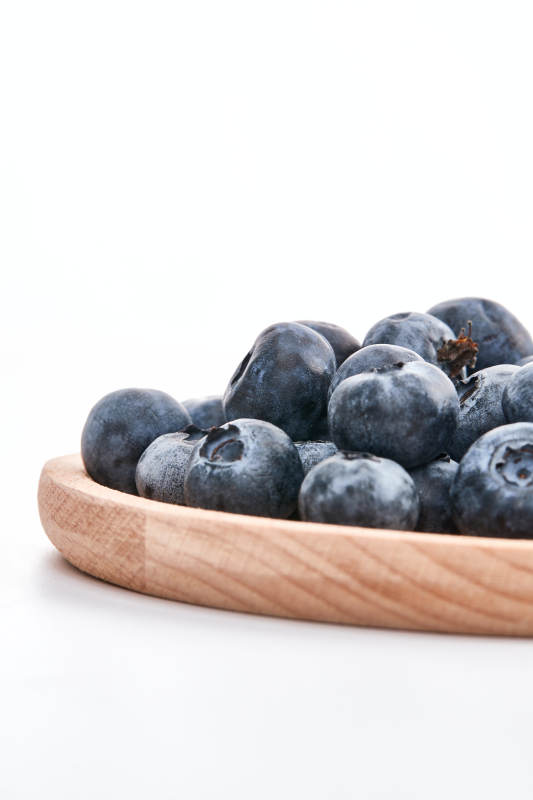 白色背景上摆放的水润新鲜蓝莓果