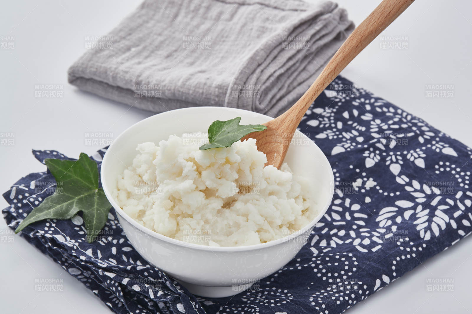 白色背景上的速食土豆泥顆粒