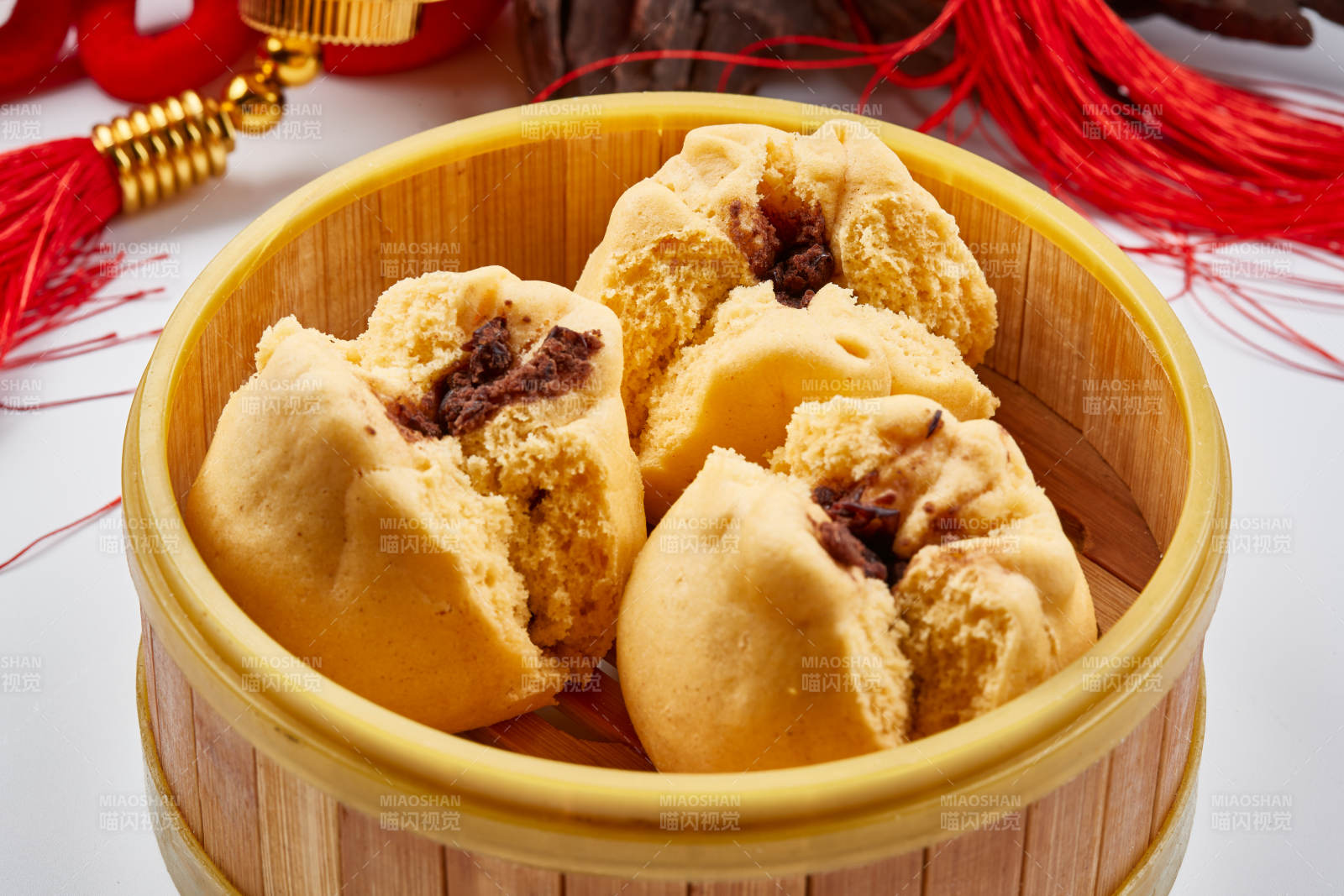 精美餐具装的糜子面豆馅开花黄馍馍