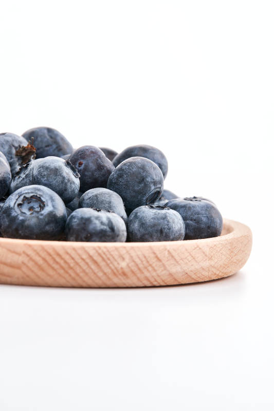 白色背景上摆放的水润新鲜蓝莓果