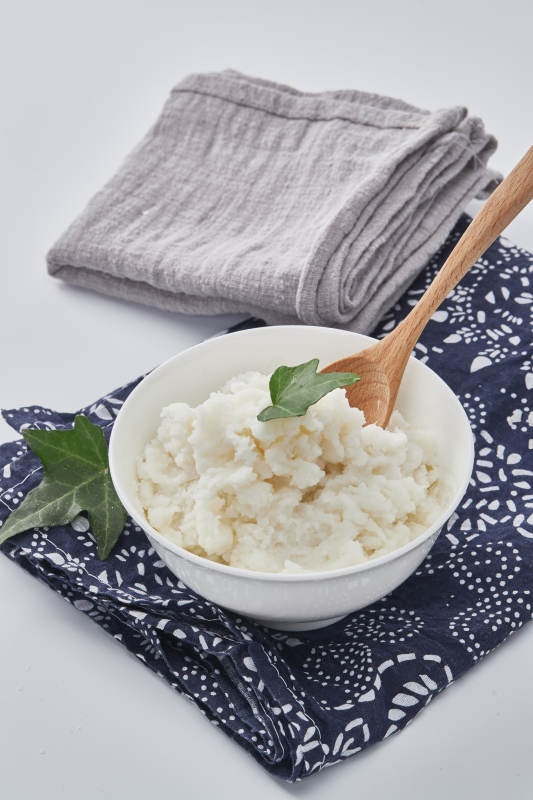 白色背景上的速食土豆泥顆粒