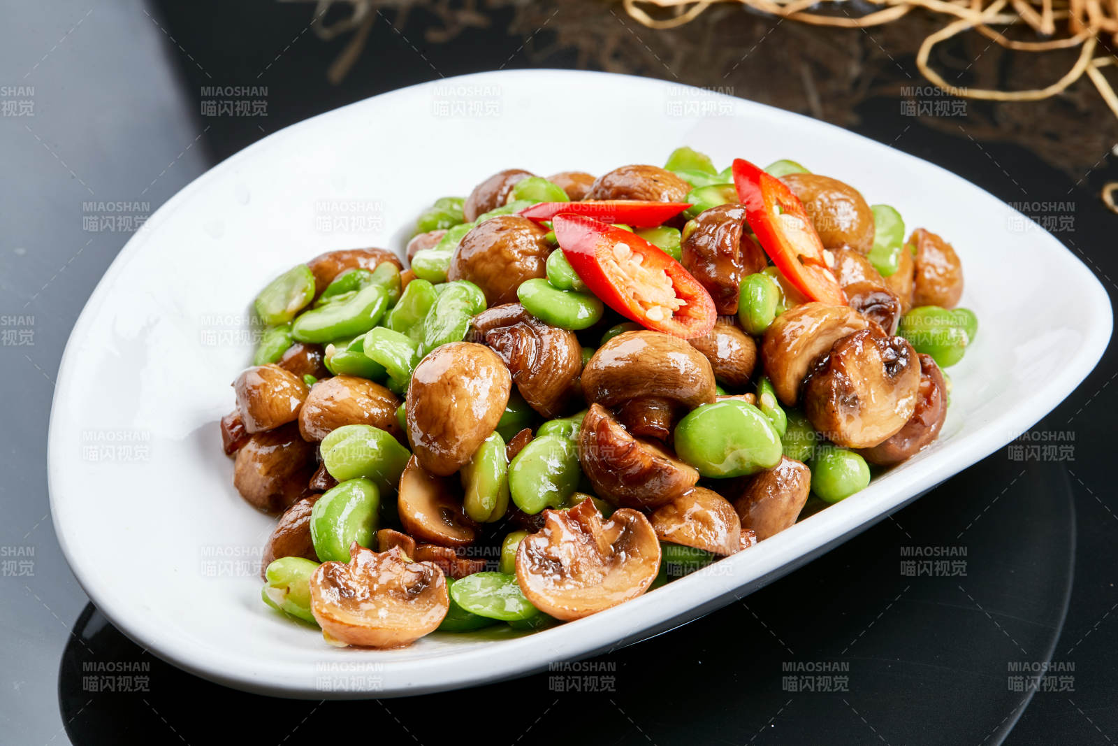 白色瓷盤裝的塞外口蘑小炒青蠶豆