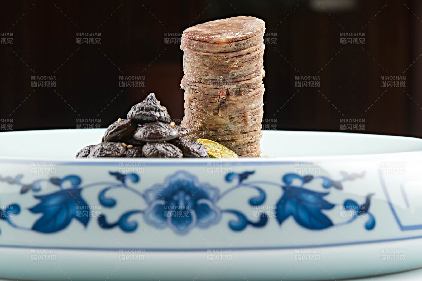 青花瓷盤裝的醬腌口蘑配壓肘花