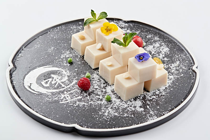 精美餐具装的自制杏仁豆腐