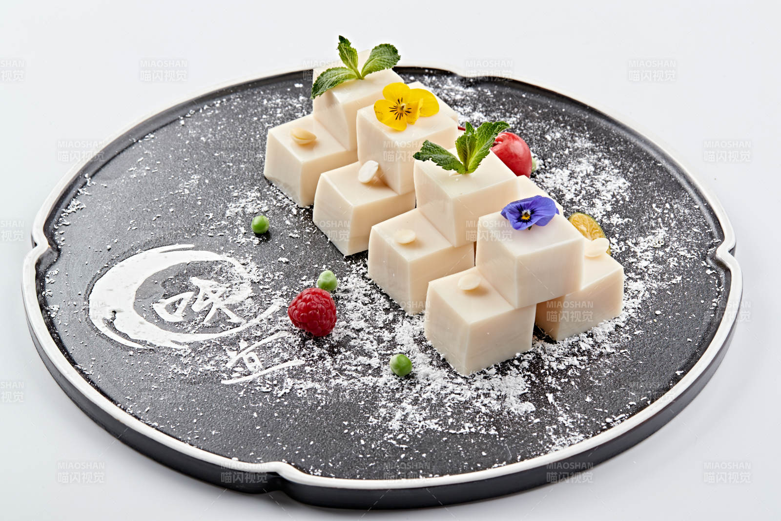 精美餐具装的自制杏仁豆腐