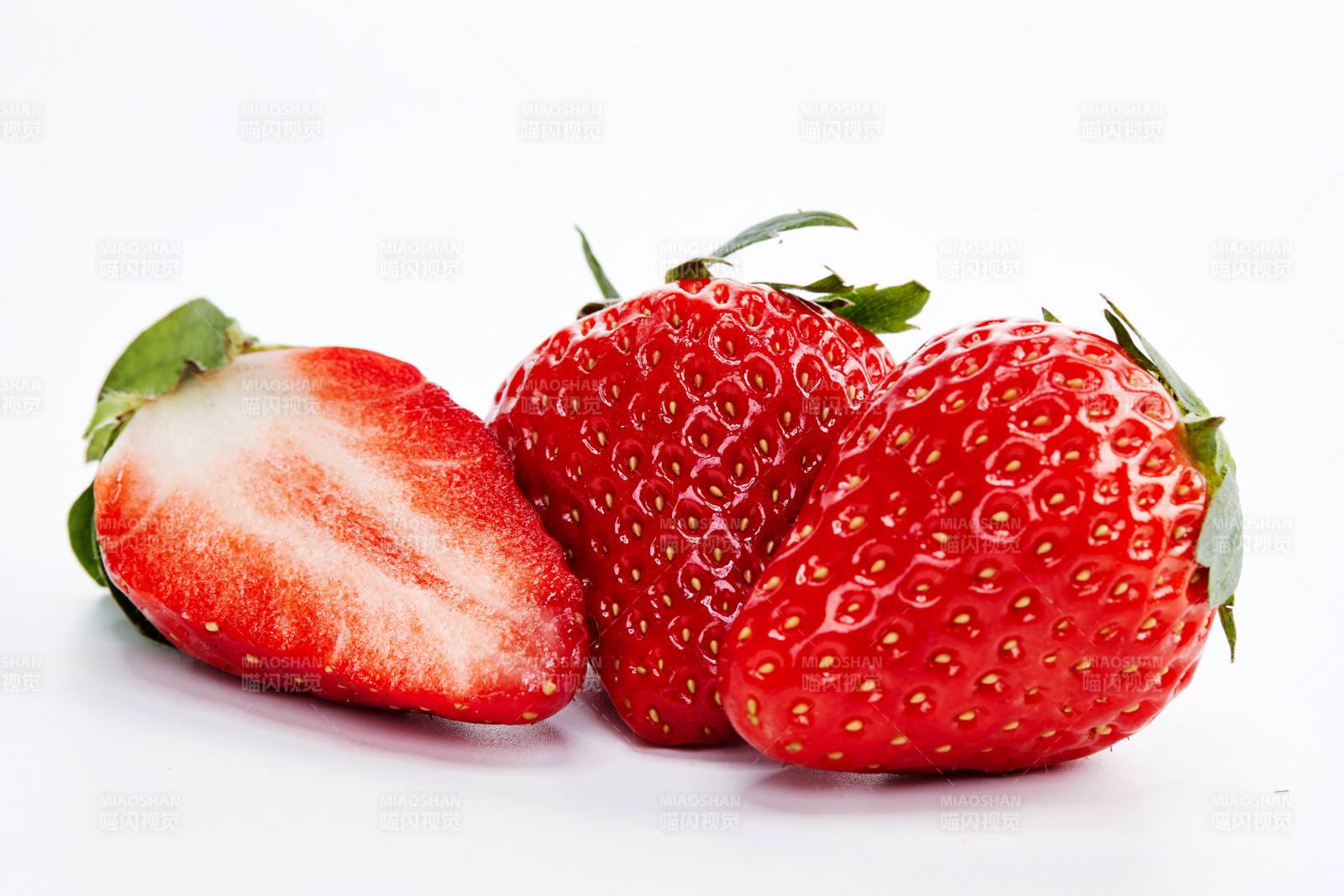 白色背景上摆放的新鲜草莓