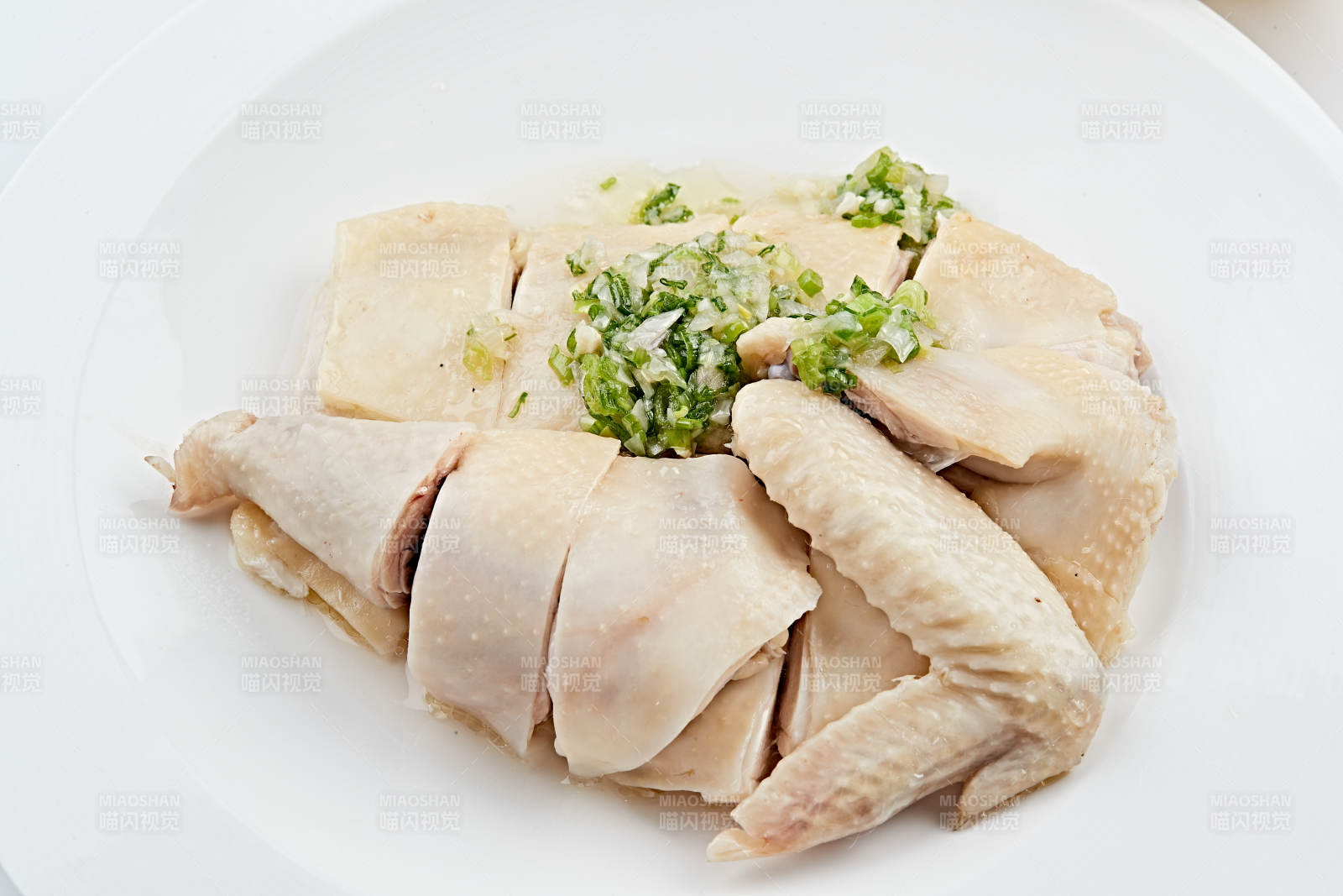 白色盤(pán)裝的廣式蘸汁白切雞