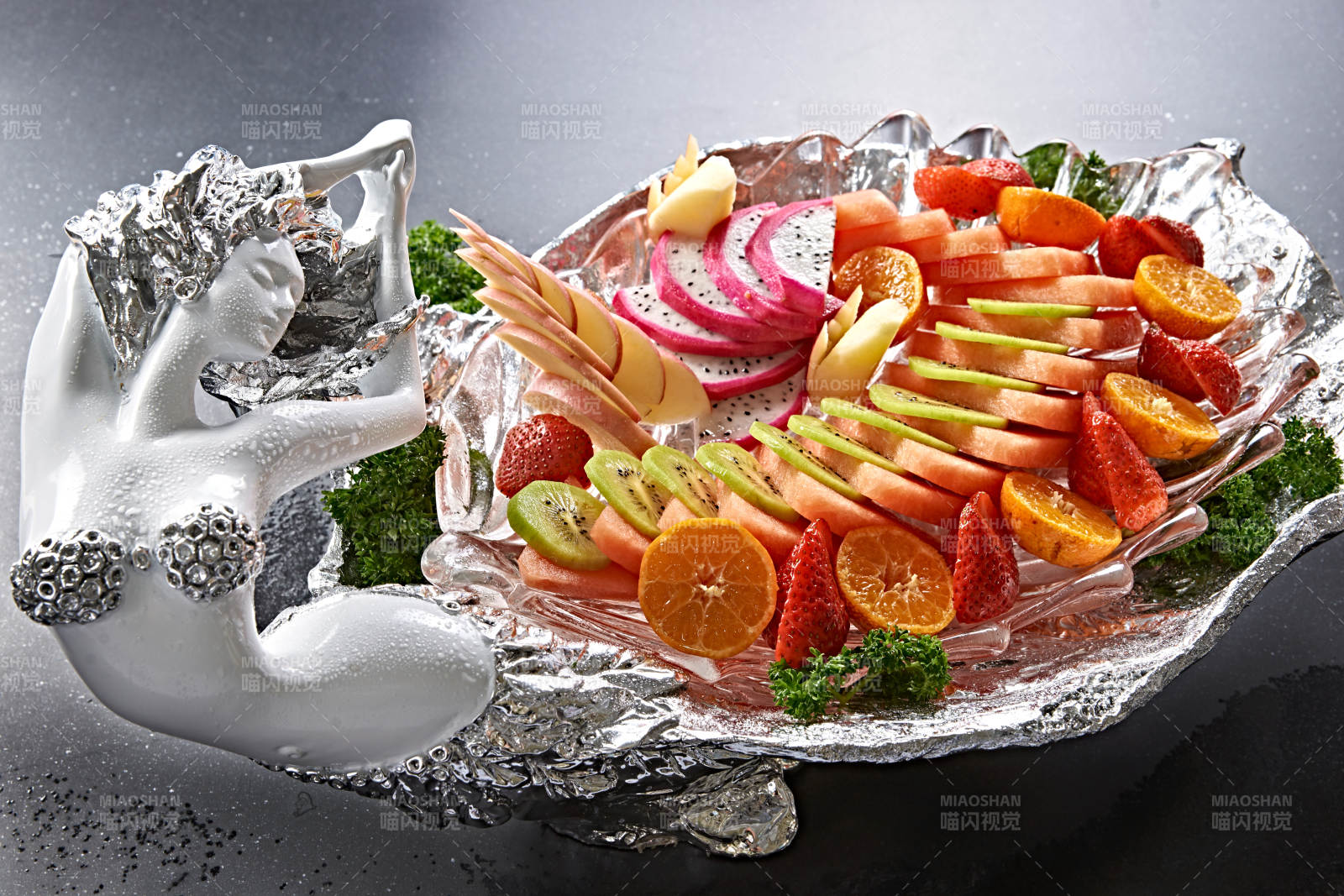 精美餐具装的的水果盘
