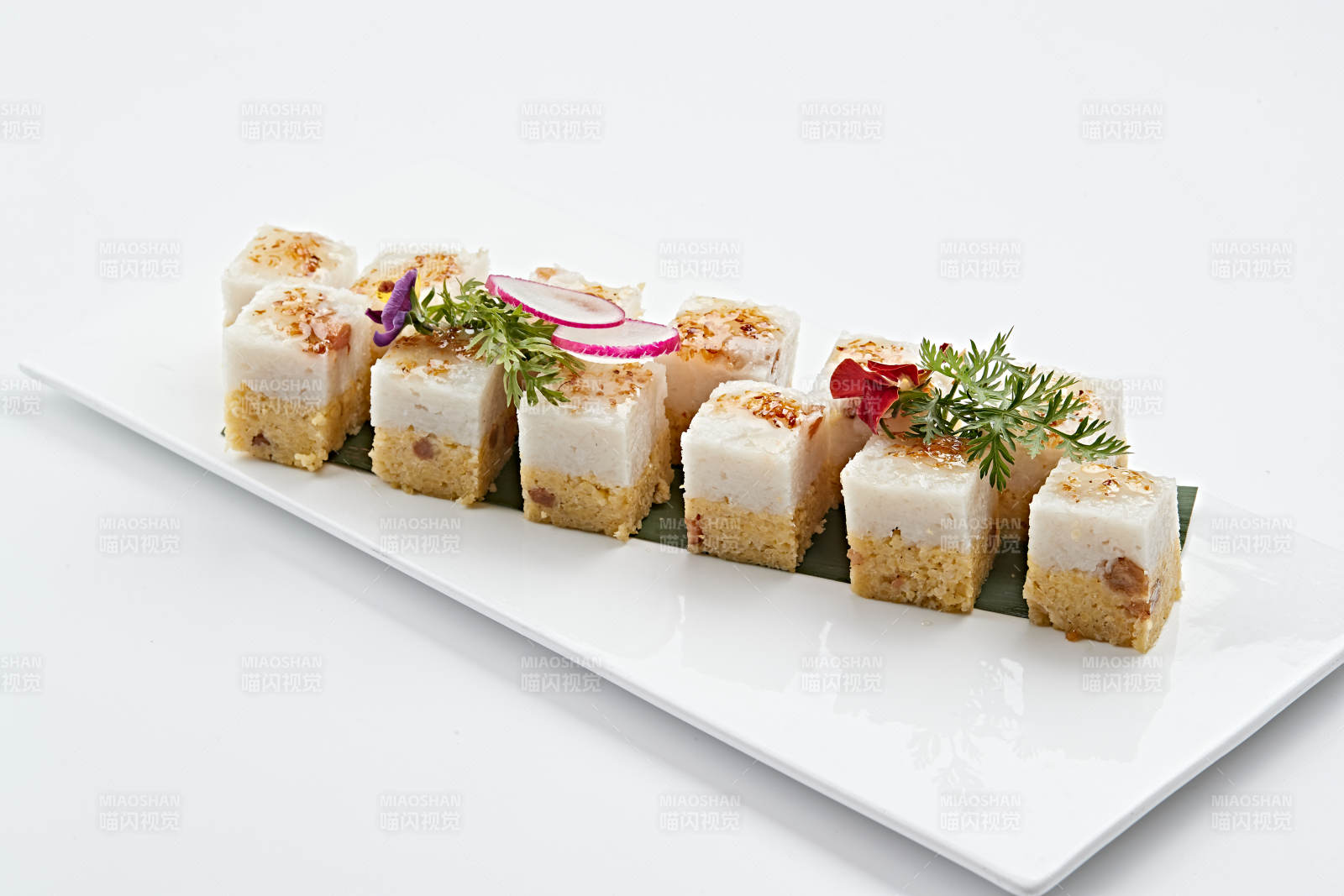 白色瓷盘装的桂花蜜双色米糕