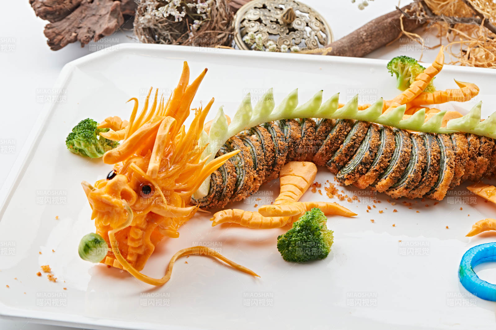 传统中国龙造型雕刻的蟹籽海苔卷