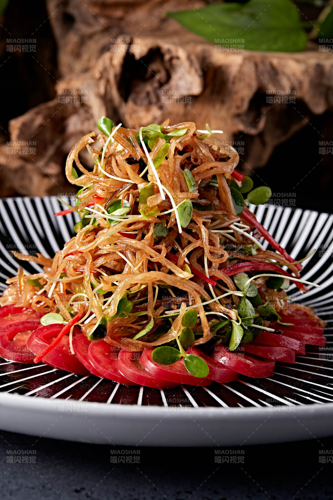 香椿苗熗拌杏鮑菇絲配圣女果