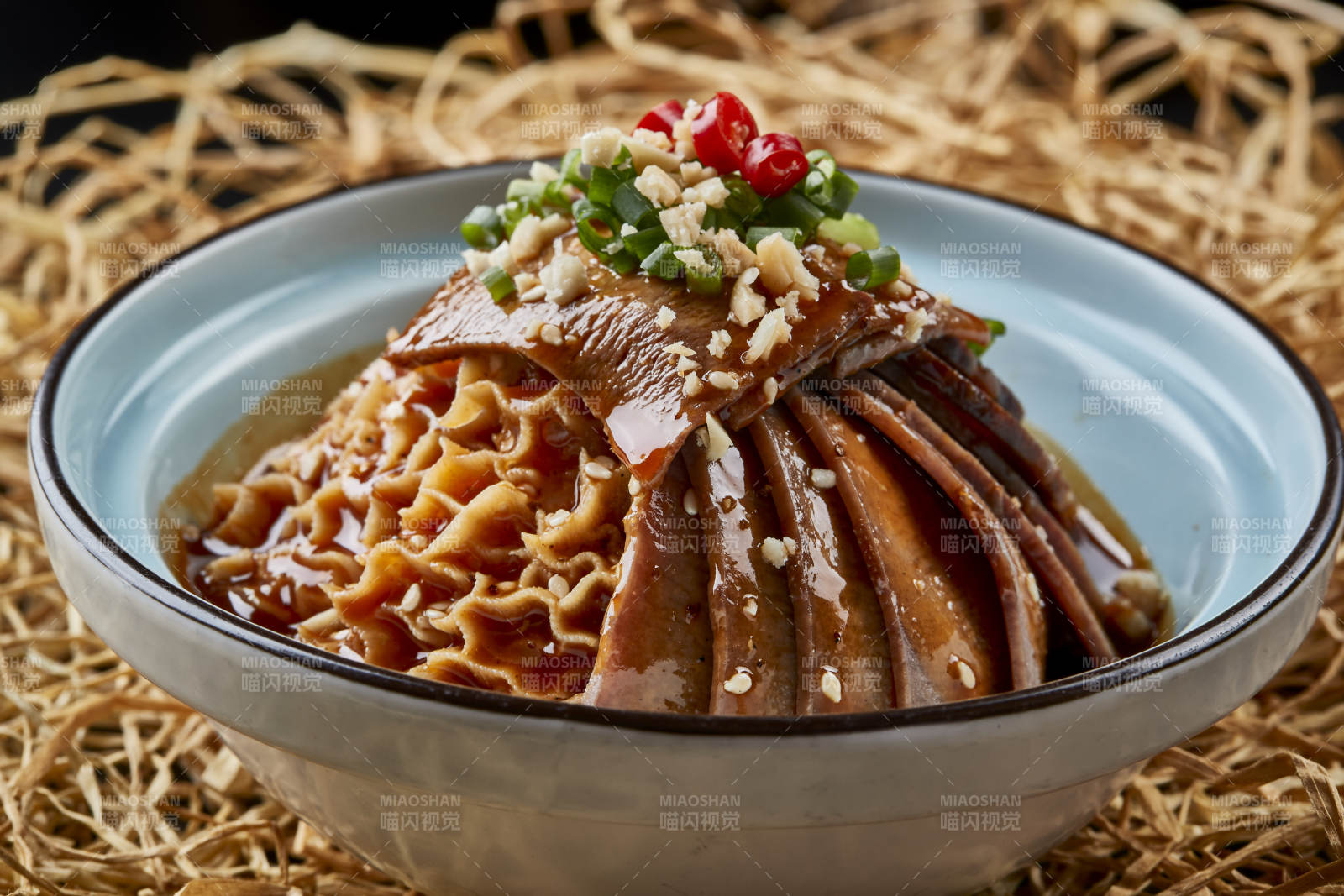 黑色背景上的瓷餐具裝的川味夫妻肺片