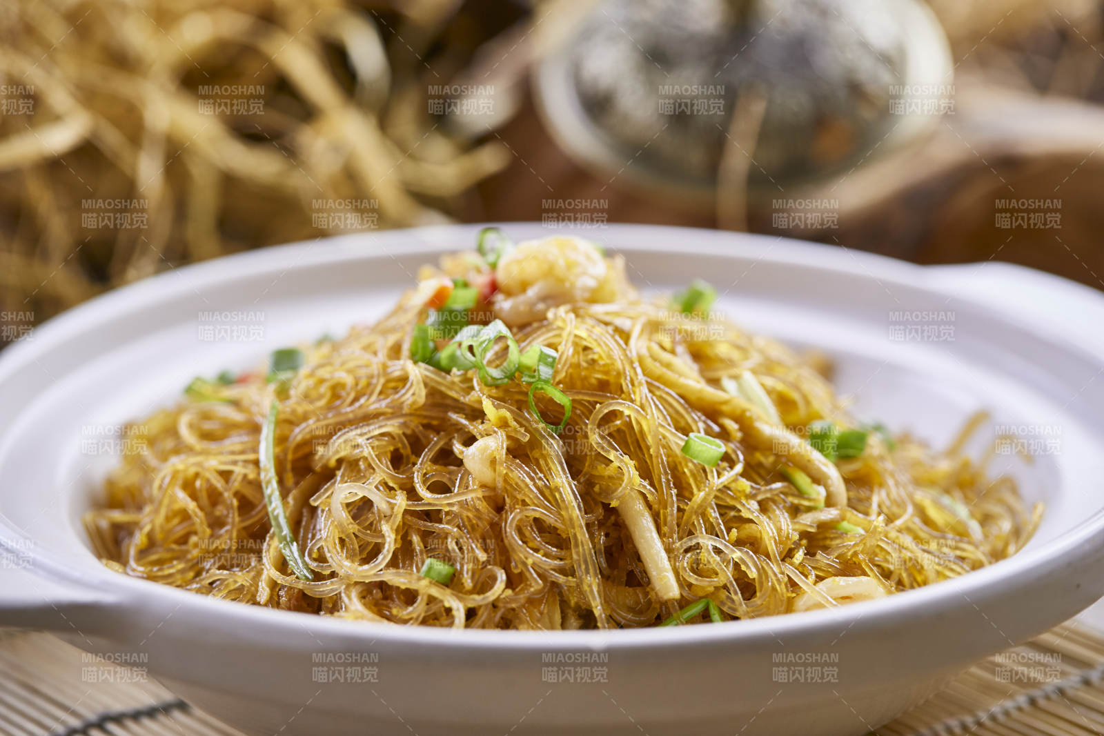 白色砂锅装的虾仁水晶粉丝煲