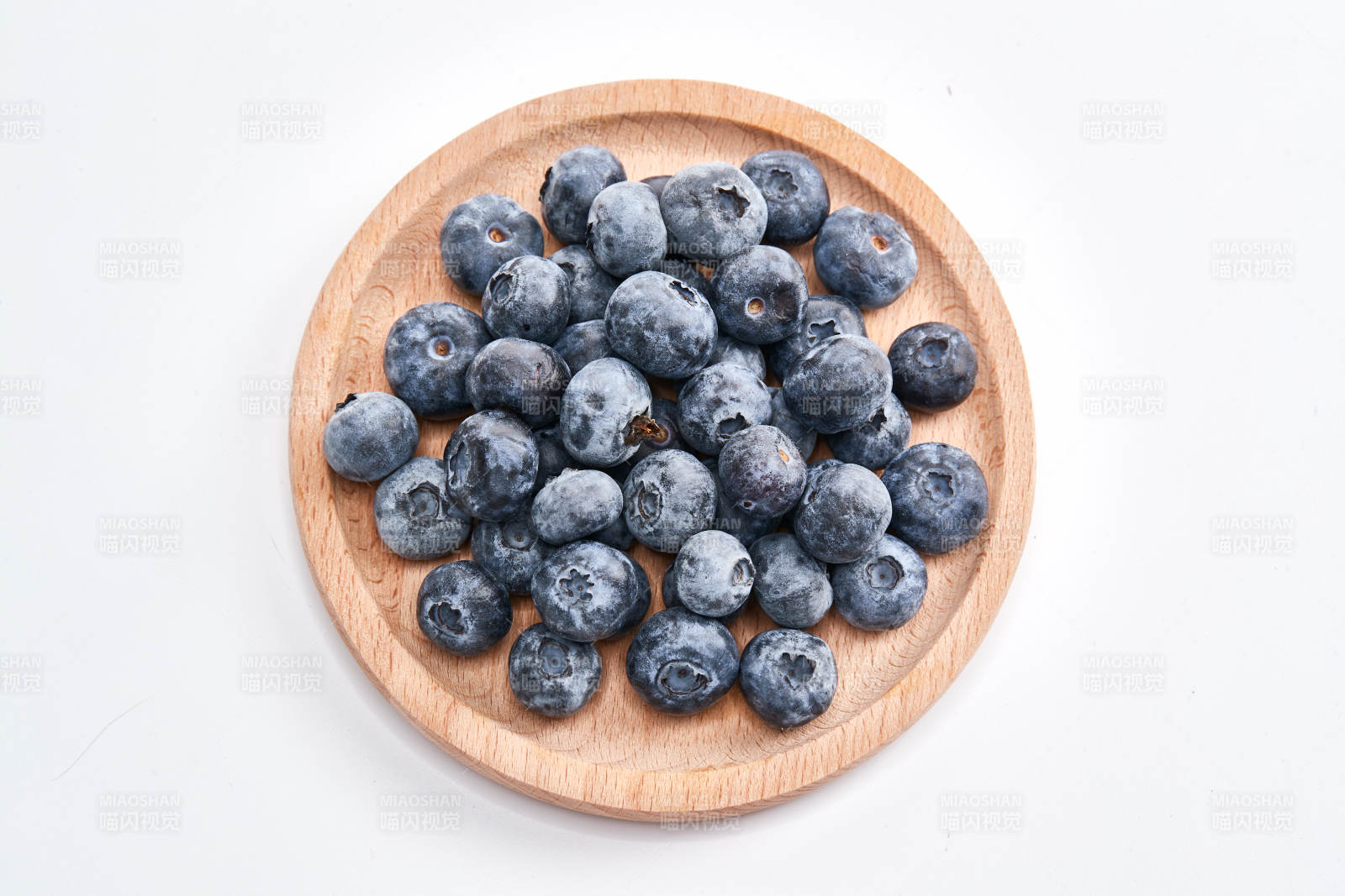 白色背景上擺放的水潤新鮮藍莓果