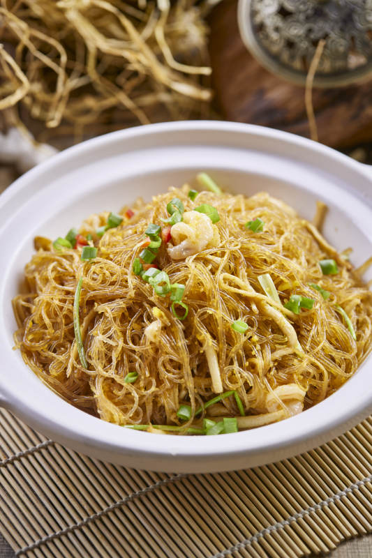 白色砂锅装的虾仁水晶粉丝煲