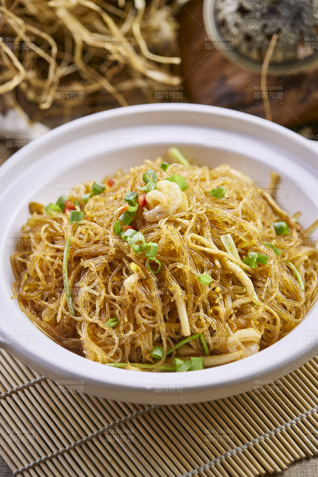 白色砂锅装的虾仁水晶粉丝煲