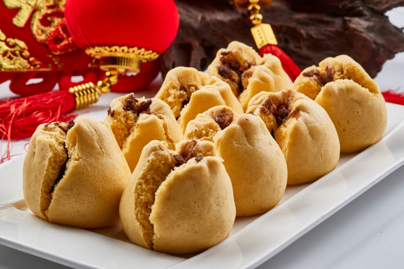 精美餐具装的糜子面豆馅开花黄馍馍