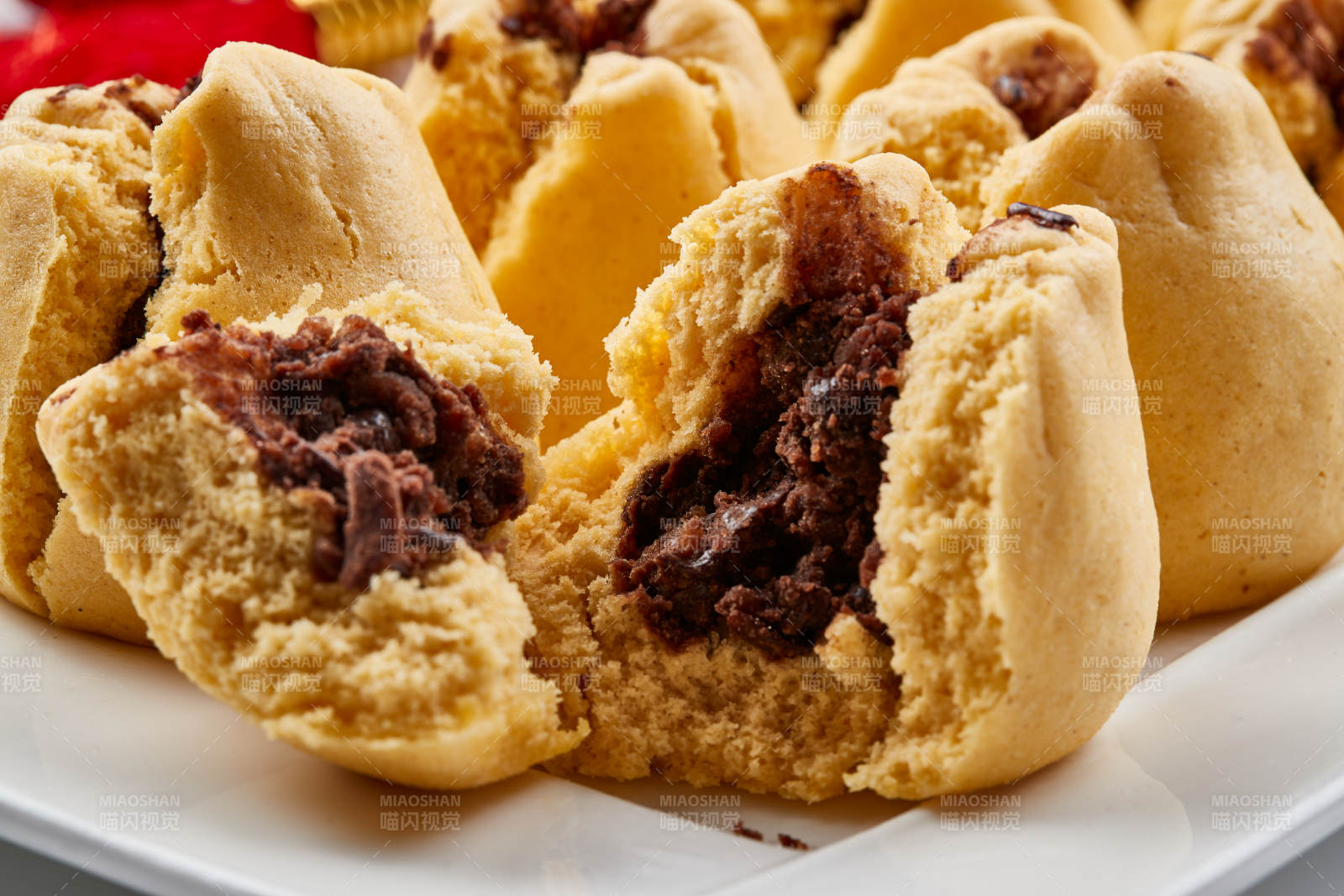 精美餐具装的糜子面豆馅开花黄馍馍