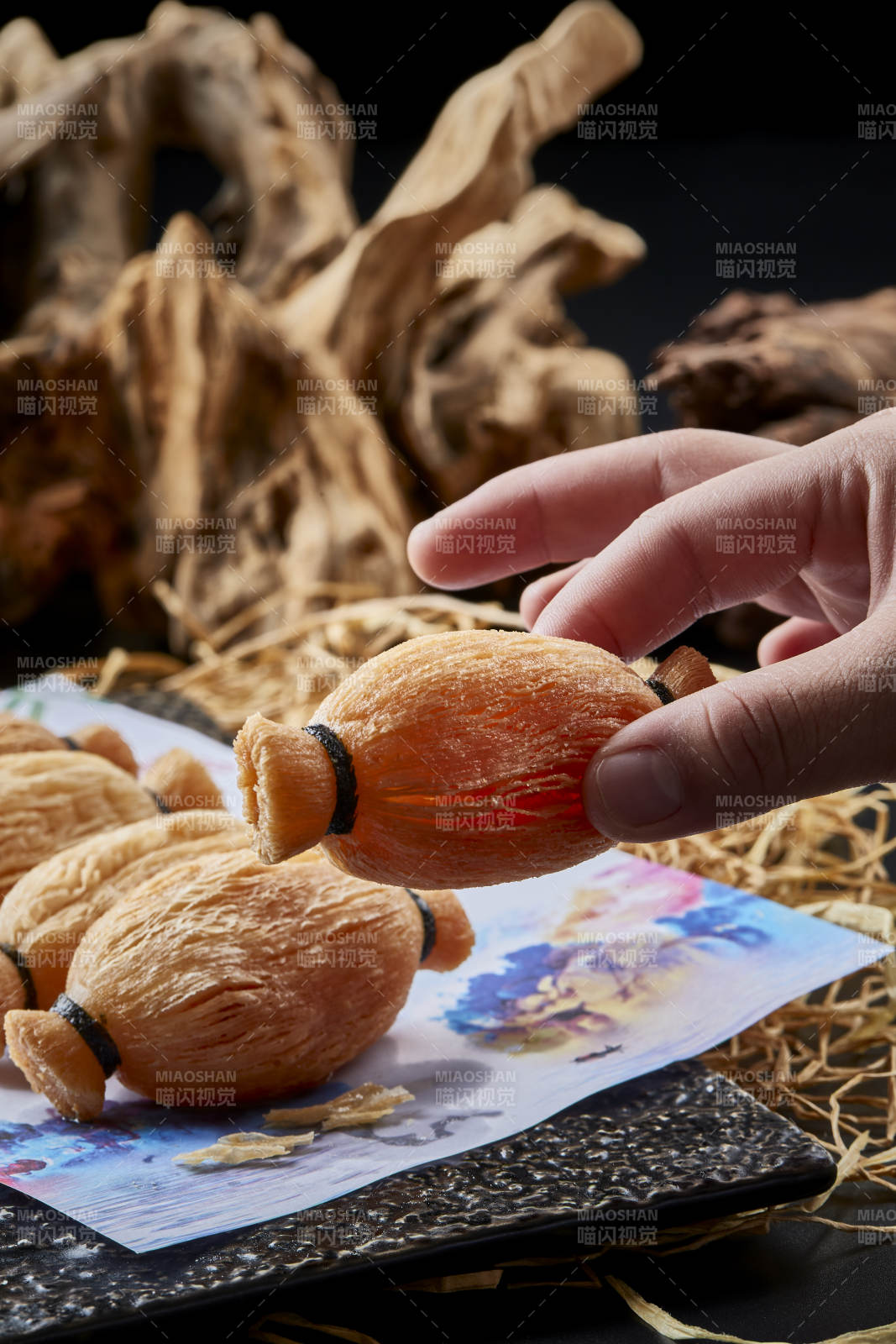 黑色背景上的美味酥脆的口袋榴蓮酥