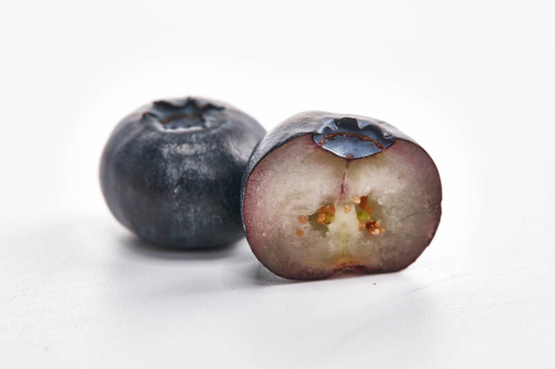 白色背景上摆放的水润新鲜蓝莓果