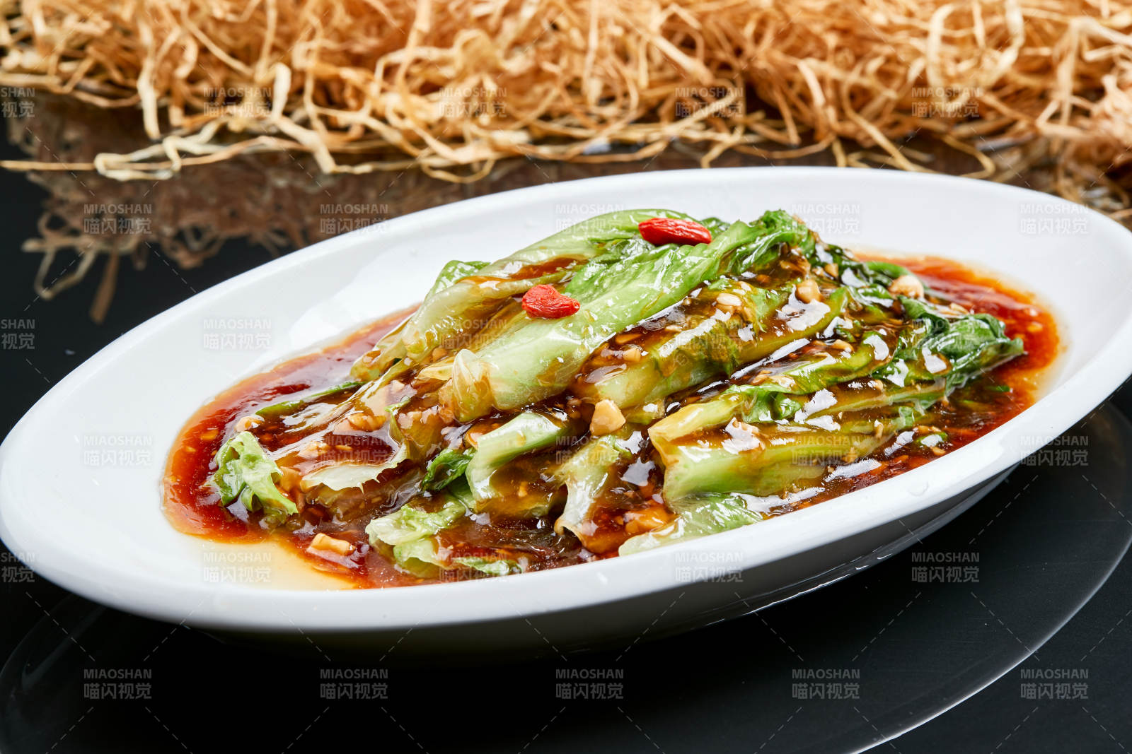 白色瓷盤裝的澆汁醬香枸杞油麥菜