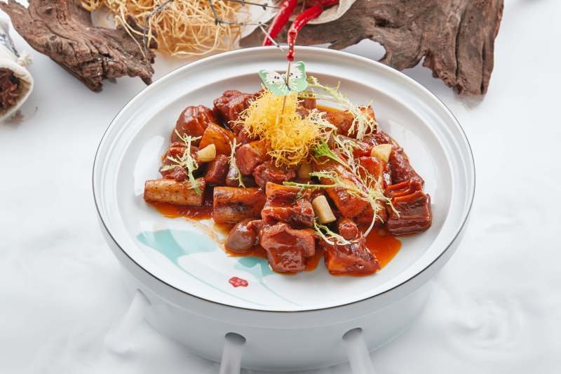 精美瓷餐具装的红烧带皮驴肉铁棍山药
