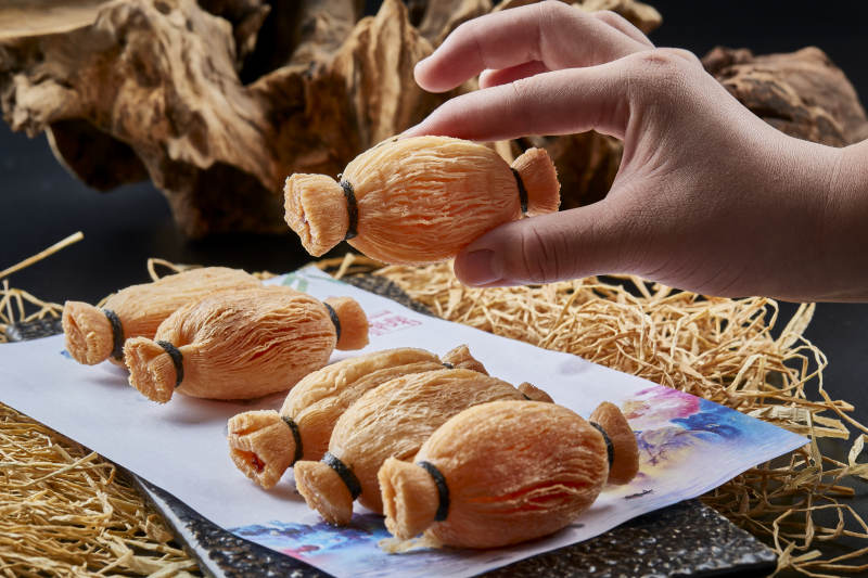 黑色背景上的美味酥脆的口袋榴莲酥