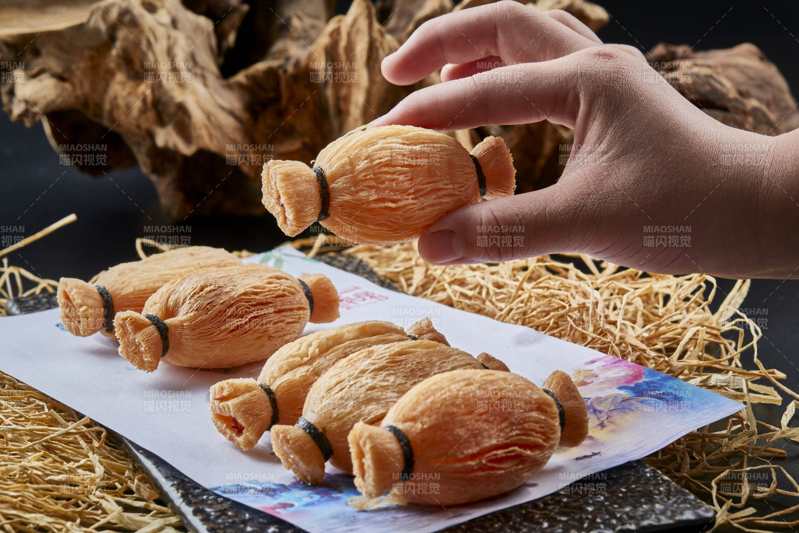 黑色背景上的美味酥脆的口袋榴蓮酥