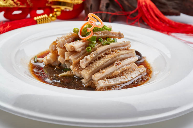 白色瓷盘装的凉拌猪肚丝