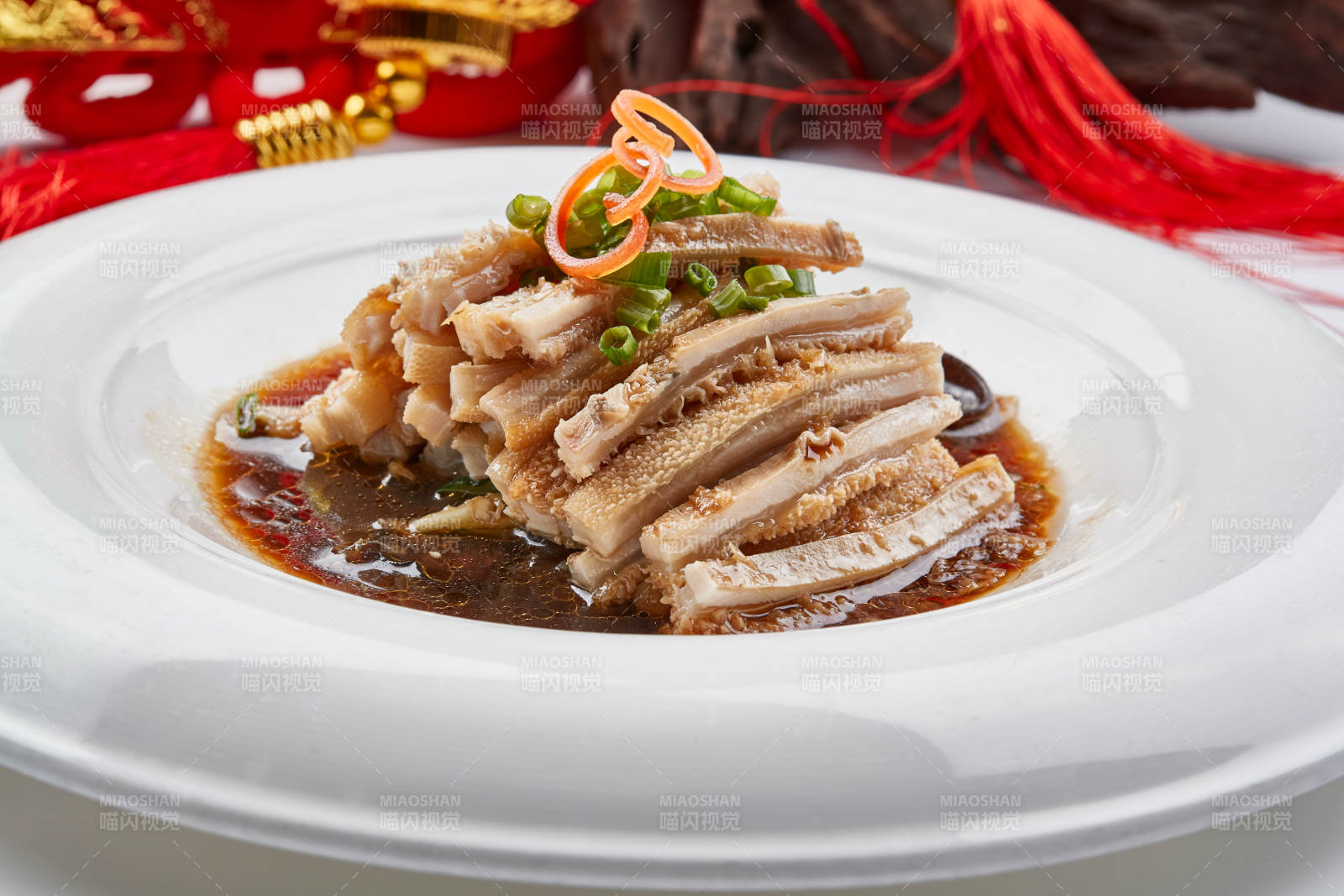 白色瓷盘装的凉拌猪肚丝