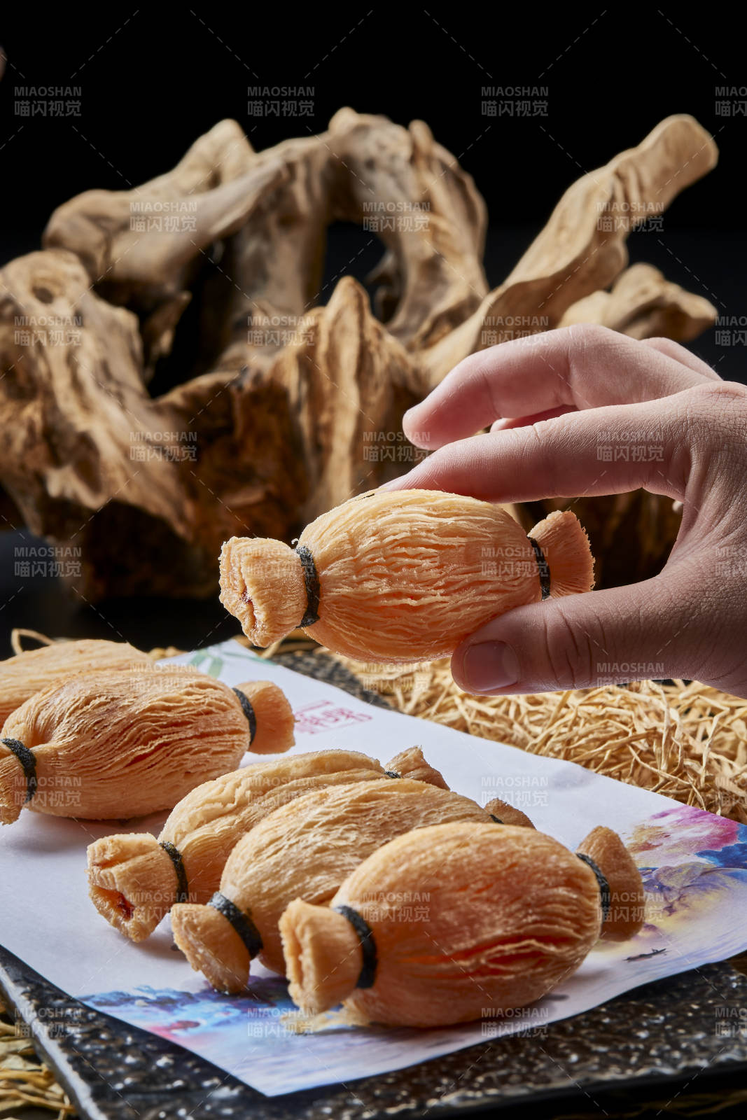 黑色背景上的美味酥脆的口袋榴蓮酥